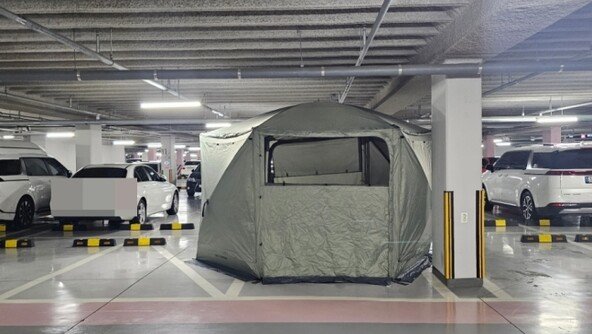 아파트 지하주차장에 대형 텐트 치고 모기향까지…“잘못 봤나 싶었다”