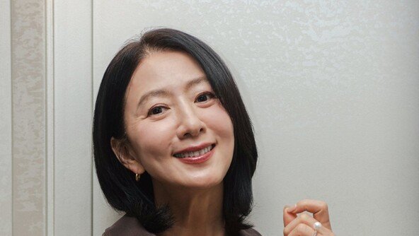 57세 김희애 “오래 버티니 좋은 날…옛날이면 뒷방에 있을텐데”