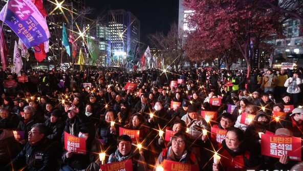 8년만에 광화문 촛불집회, TK서도 “내란”… 尹퇴진 요구 확산