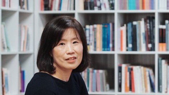 “한강 책 스웨덴서 열풍… 서점마다 매진, 도서관 대기 100명도”