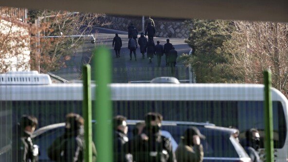 공수처, 관저 군부대 저지 뚫고 ‘최근접’ 경호처와 대치