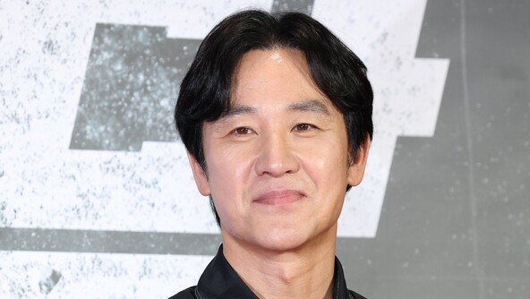 ‘사생활 논란’ 엄태웅, 8년만에 공식석상 등장…여론은 냉랭