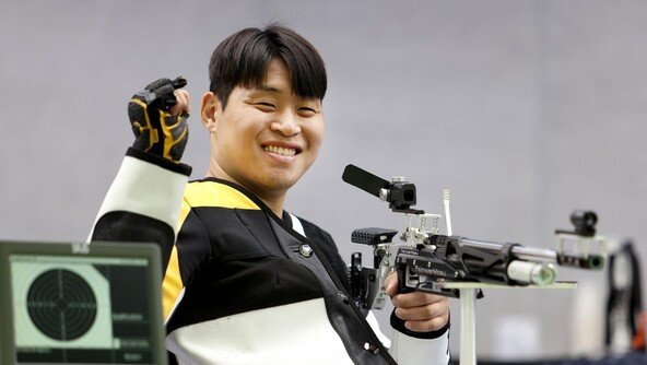“축구 꿈 꺾였다고 멈출수야” 희망을 겨눈 총잡이