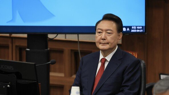 尹 “계엄령은 하나의 법적 수단…칼 썼다고 무조건 살인 아냐”