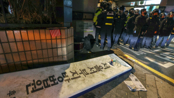 尹대통령 구속, 현직으로 헌정사 최초… “증거인멸 우려”