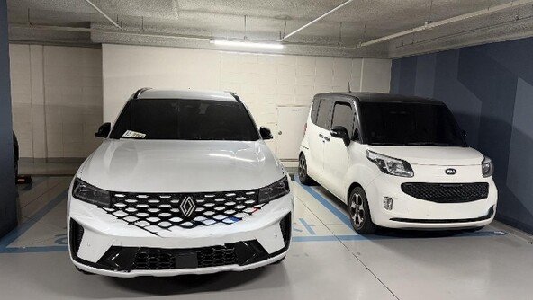 지하주차장 경차 자리 2칸 점령한 SUV…항의 문자에 “고소하겠다” [e글e글]