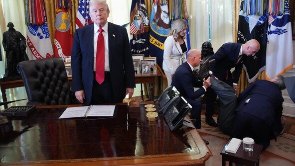 트럼프 발표 생중계중 제약사 임원 ‘쿵’…백악관서 무슨일?