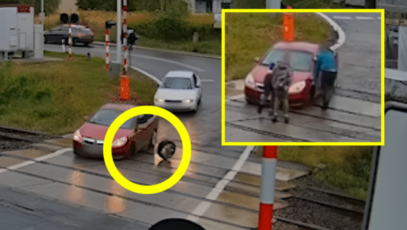 기차 코앞, 철도 건널목서 바퀴 빠진 차…‘슈퍼맨 경찰’이 밀어냈다