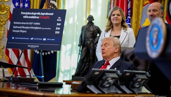 ‘슬리피 조’ 바이든 때리더니…공개행사서 졸아버린 트럼프