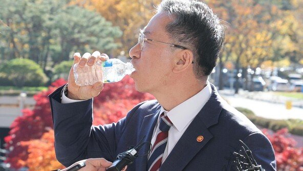 정성호 법무장관  ‘물 마시는 순간’에 담긴 정치적 긴장과 부담[청계천옆사진관]