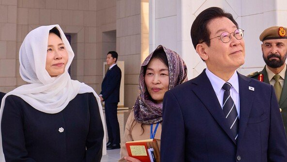 히잡 쓴 김혜경 여사…李대통령과 그랜드 모스크 동행