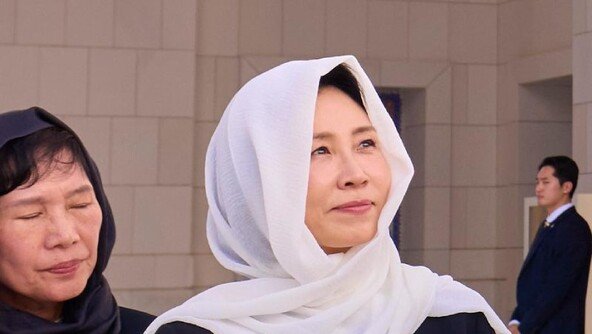 김혜경 여사 ‘히잡’ 쓰고 UAE 모스크 찾아 예우