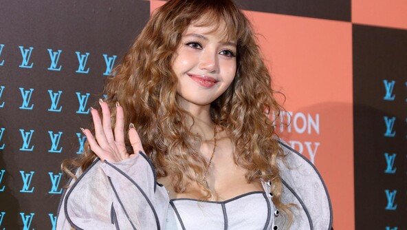 블랙핑크 리사, 마동석 손잡고 액션 영화 데뷔…“오랜 꿈 이뤘다”