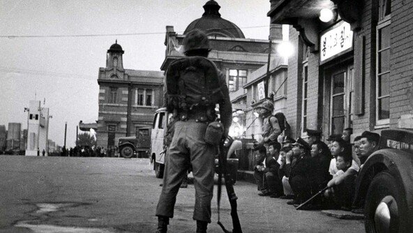 시대를 가르는 두 장의 계엄 사진…코트에 숨긴 카메라 vs SNS [청계천 옆 사진관]