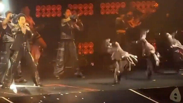 사람도 어려운 공중돌기까지…머스크도 감탄한 中로봇 ‘칼군무’