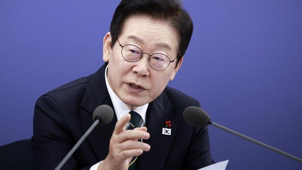 李대통령 “애국가 배경화면, 최근 발전상으로 바꿨으면”