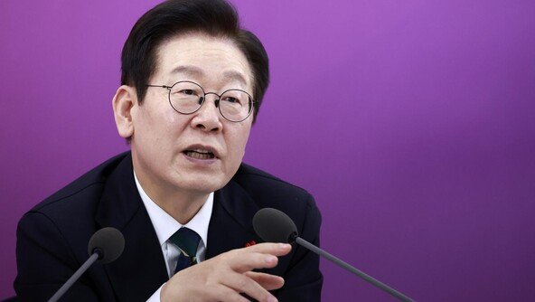 李대통령 “사인한 문서 내용도 몰라…업무보고 6개월뒤 다시 할것”