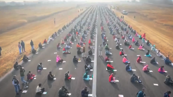 활주로서 8000명이 필기시험…印 취업난이 부른 진풍경