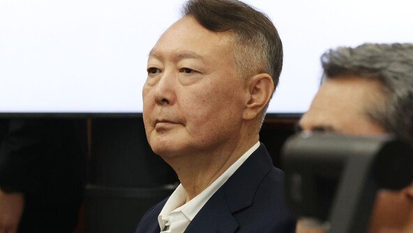 尹 “대통령 얼마나 가볍게 보면, 계엄해제에도 관저 밀고들어오나”