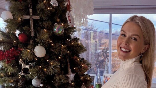 ‘32세 연상 남편’ 美 백악관 대변인, 둘째 임신…“크리스마스 선물”