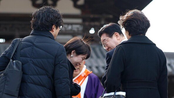 李대통령이 日서 신은 운동화는 75만원짜리…“수행비서 신발 빌려”
