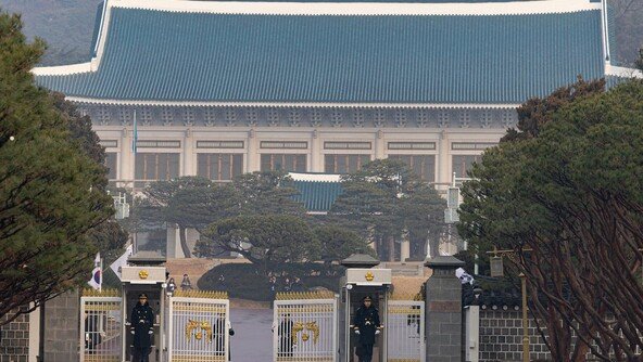 靑 ‘1기 참모진’ 개편 초읽기…정무수석 우상호 후임에 홍익표 유력