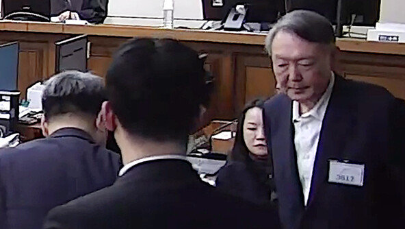 “징역 5년에 처한다”…무표정 유지하던 尹, 입술 질끈 깨물어