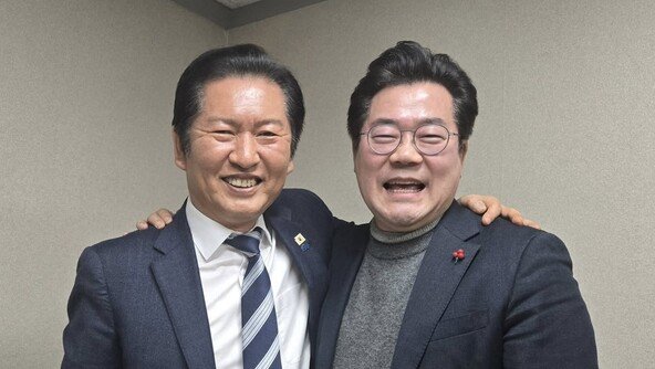 멀어졌던 정청래-박찬대, 5달만에 왜 ‘심야 어깨동무’를 했나