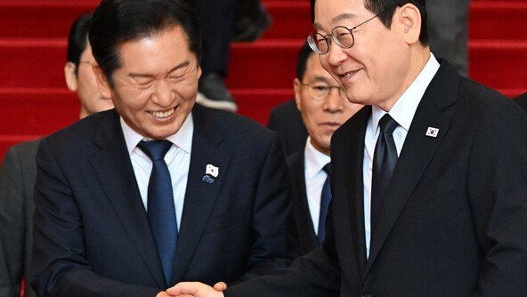 취임 1년도 안돼 ‘명청 프레임’… 불쾌한 李, 정청래 면전서 경고