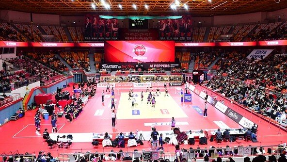 ‘손 떼려는’ 페퍼저축銀, ‘간만 본’ B사…여자부 막내 구단 새 주인 찾기 난항 [발리볼 비키니]