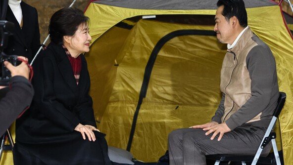 박근혜 손잡고 울먹인 장동혁 “더 큰 싸움 위해 단식 중단”