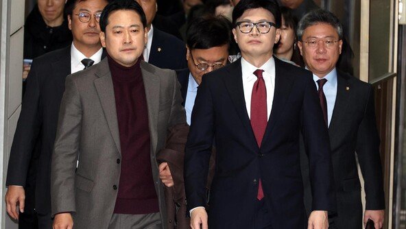 한동훈 제명 결정, 민주-국힘 지지층 모두 “잘했다” 더 많아