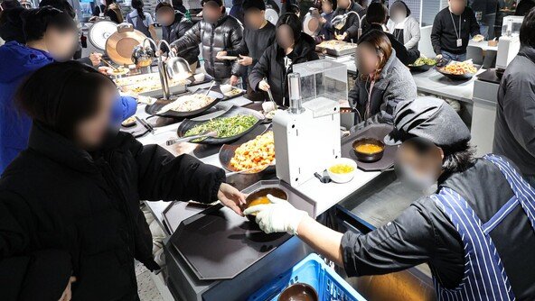 ‘알짜 구내식당’ 오픈런… “점심 한 끼 6000원 아껴 주식 투자”