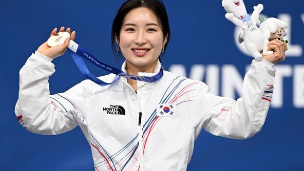 넘어져도 일어난 ‘람보르길리’ 김길리…1000m 동메달 따냈다