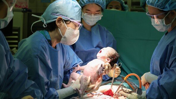 “심장 몸 밖으로 나온 태아 살렸다” 생존 확률 1% 기적