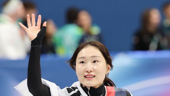떠나는 최민정 기쁨의 눈물…심석희 “계주를 개인전보다 더 생각, 고마워”
