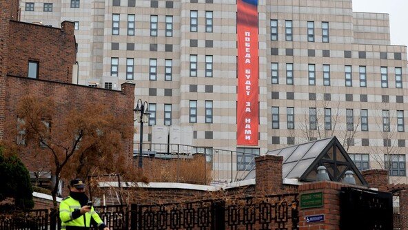 서울 한복판 “승리는 우리것” 현수막 건 러대사관…“누구의 감정 해치지 않아”