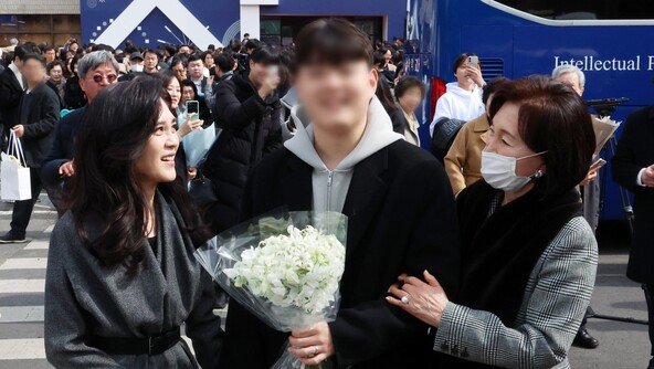 이부진, 아들 서울대 입학식 찾아 환한 미소…홍라희도 함께