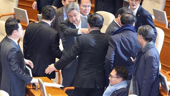 “야 임마” “與, 또 뒤통수”…국힘 몫 방미통위 추천안 부결 충돌