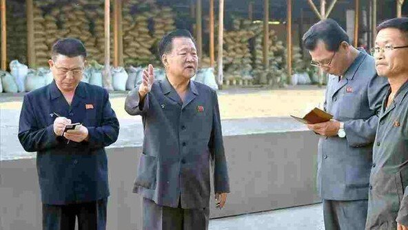 ‘부화방탕 대명사’ 북한 2인자 최룡해의 퇴장  [주성하의 ‘北토크’]