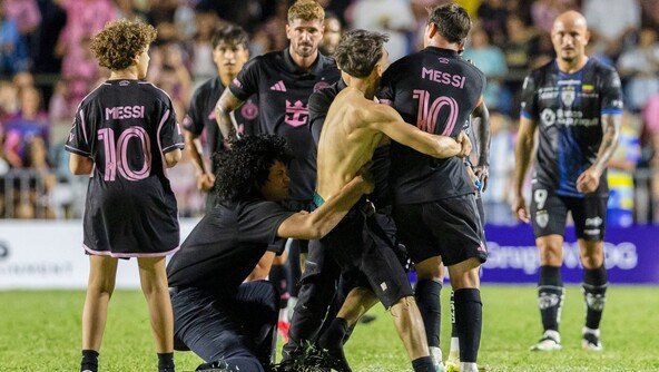 ‘축구의 신’ 메시, 경기 중 난입한 관중 때문에 쓰러져