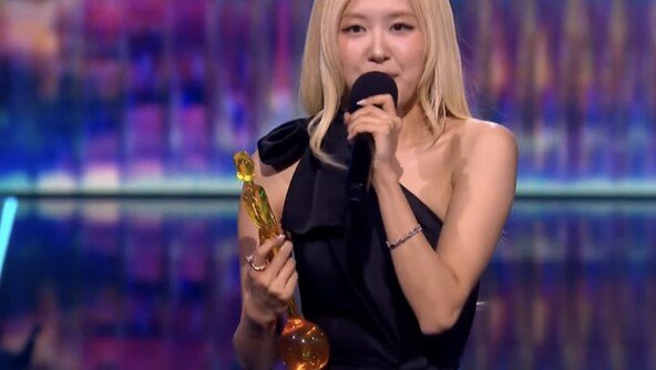 ‘아파트’ 로제, 英 브릿 어워즈 수상…케이팝 최초 ‘역사’