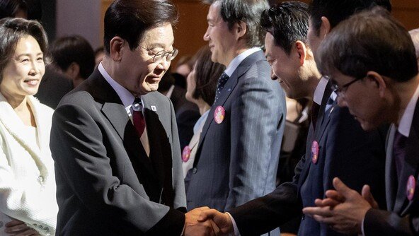 175일만에 만난 대통령과 제1야당 대표…악수만 했다