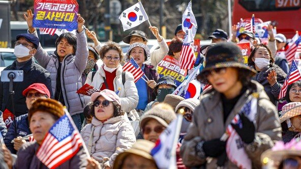 “조희대 탄핵” “윤석열 석방” 좌우 갈라진 3·1절 도심