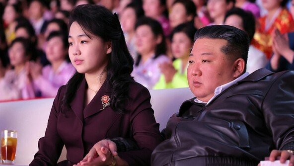 김정은, 주애와 손깍지 끼고 공연 관람…리설주·김여정도 동행