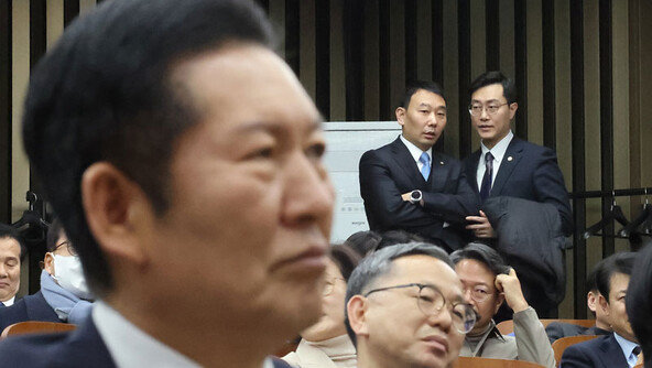 ‘검찰 개혁’ 갈라진 與… “대통령 협박” “李도 배신자” 정면충돌