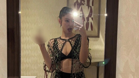 제니, ‘손가락 욕’ 사진 논란…사생팬-리셀러 겨냥?