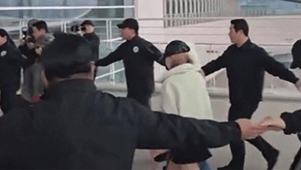 하투하 ‘강강술래 경호’ 눈총…“인천공항 입구 독차지”