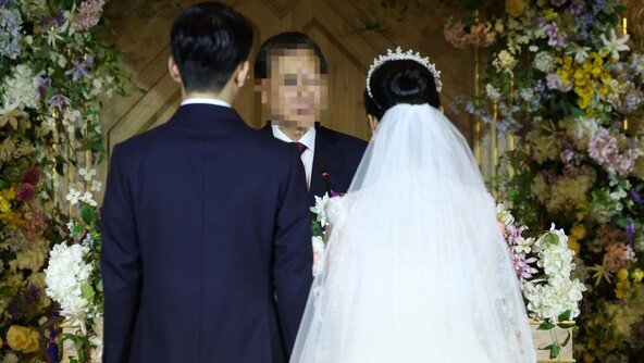 ‘女연상 커플’ 20% 넘었다…작년 결혼 24만쌍, 3년연속 늘어