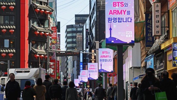 ‘BTS 특수’ 벌써 후끈…명동 굿즈샵 “손님 3배 늘고 아미밤 동나”